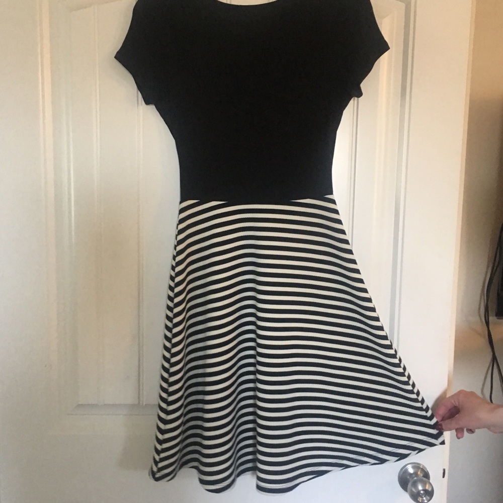 Flirty and stretchy black & white dress! NBW